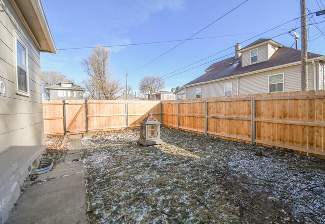 Building Photo - 817 W 12th St