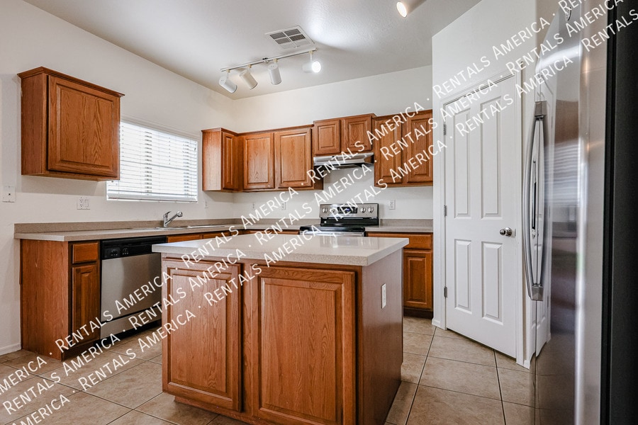 Building Photo - 935 E Blue Spruce Ln