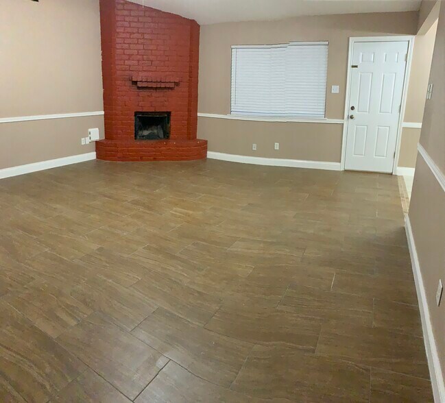 Livingroom - non working fireplace - 1505 Packsaddle Ln