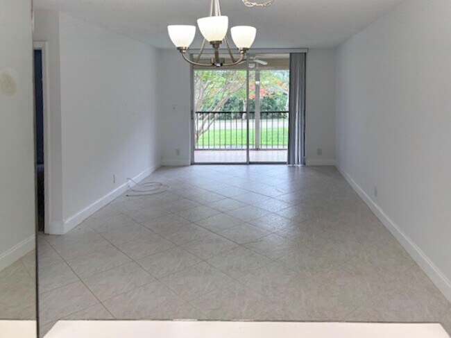 Building Photo - 6935 Huntington Ln