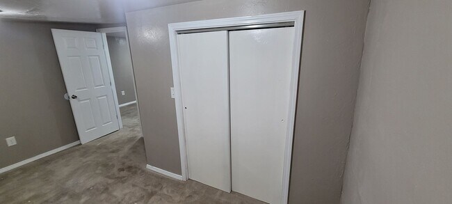 Building Photo - Cute 5 bedroom House