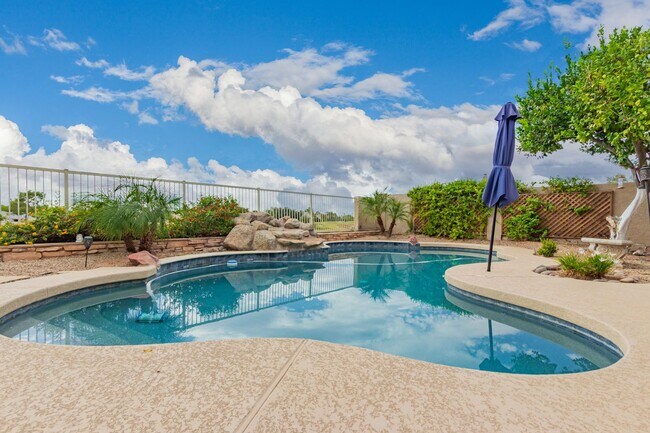 Building Photo - 4 Bedroom 2.5 Bath w/3 Car Garage in Superstition Springs****$1000 off first months rent*****