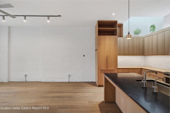 Building Photo - 316 Wall St