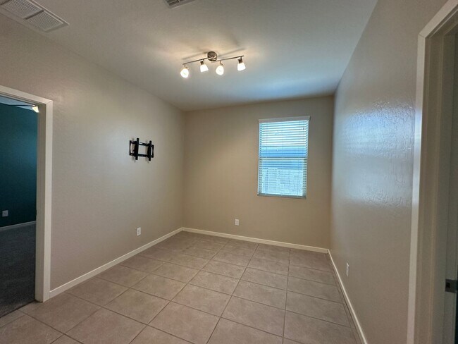 Building Photo - Single Level Home with Split Floor Plan, D...