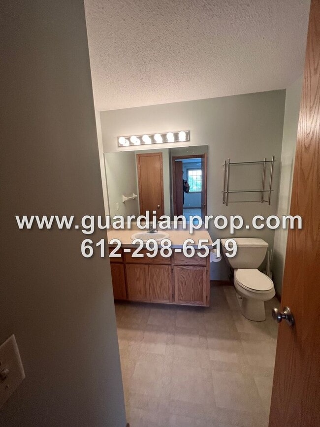 Building Photo - Large End Unit Townhome Available Late April, 2BR + Office, Vaulted Ceilings, 3 Bath, Family Room