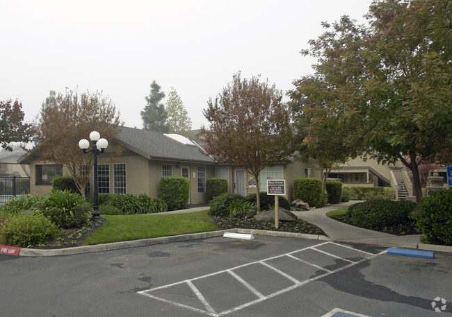 Building Photo - West Pointe Apartments