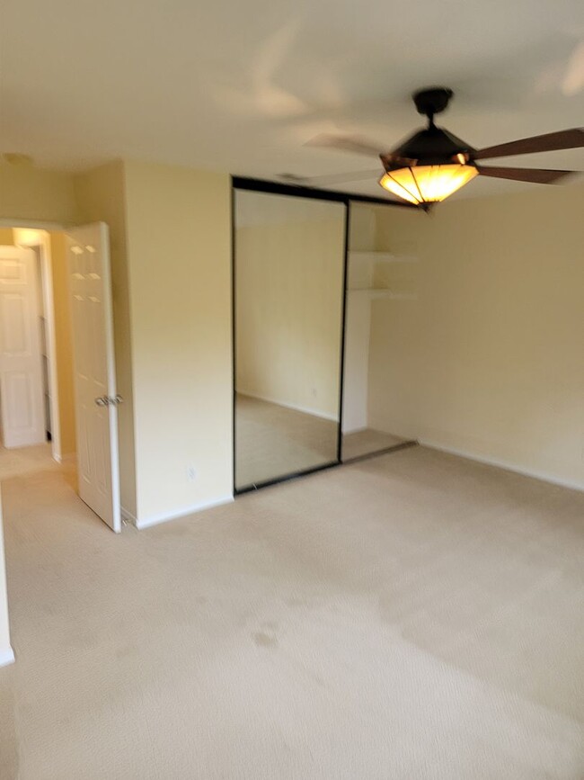 Building Photo - SPACIOUS 3BR/2.5 TOWNHOME STYLE UNIT locat...