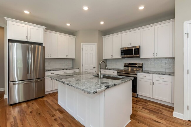 Building Photo - LIKE NEW THREE BEDROOM HOME!