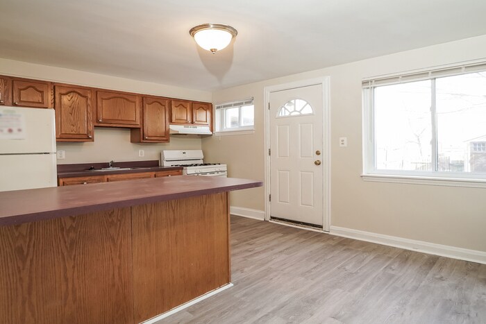 Building Photo - 1917 Searles Rd