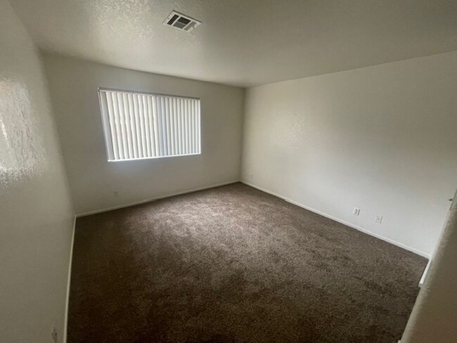 Building Photo - Centrally Located Gated Downstairs Condo R...