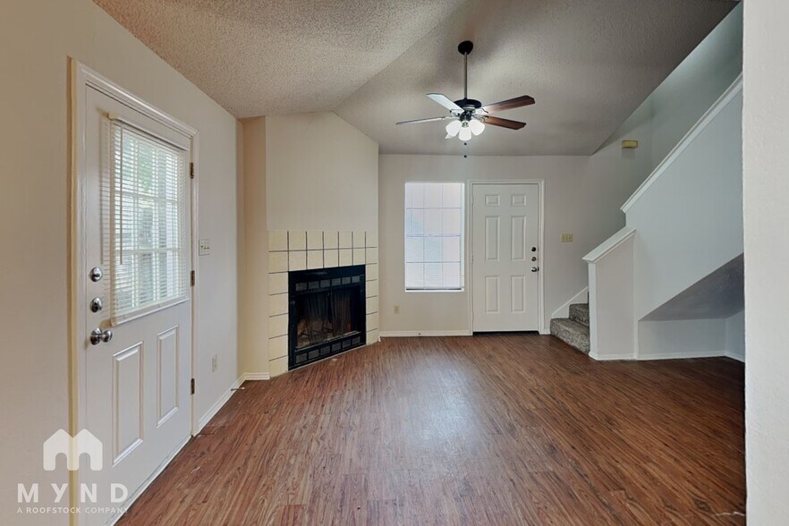 Building Photo - 2214 Creekside Ln