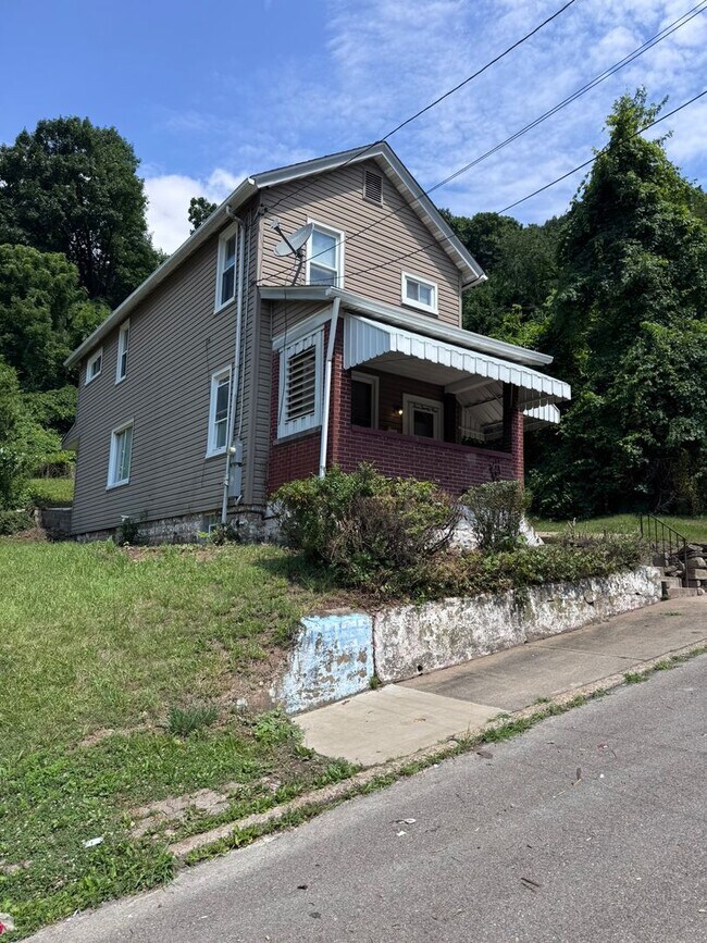 Building Photo - 429 25th St