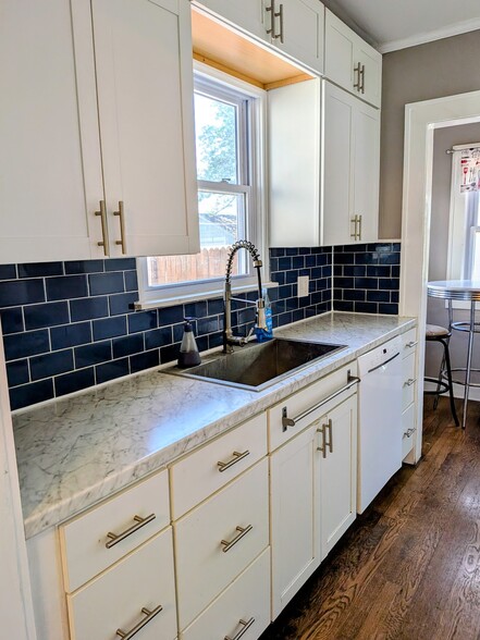 Building Photo - 1021 E 76th St