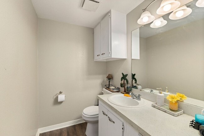 Building Photo - 8300 Oakhaven Rd