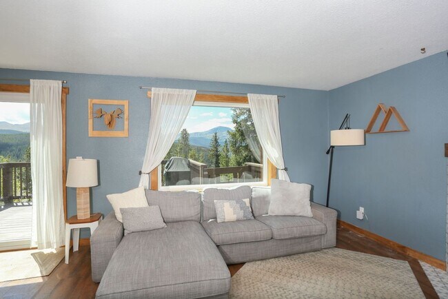 Building Photo - Amazing views! On bus route! 1 Year Lease!