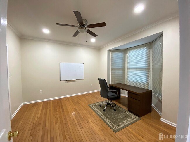 Building Photo - 2 Hampshire Pl