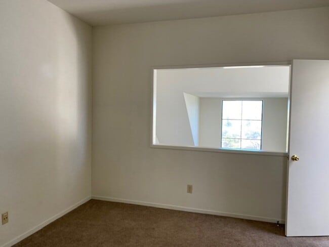 Building Photo - 15 Invincible Ct