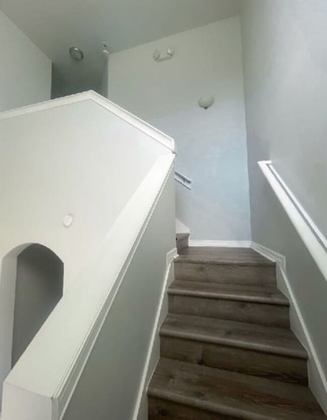 Building Photo - Beautiful Townhouse 3Beds / 2 and Half Bath