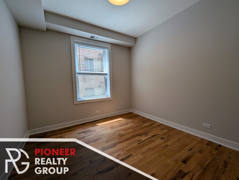 Building Photo - 648 W Wrightwood Ave