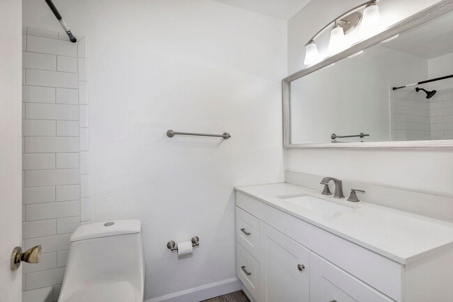 Building Photo - Newly Renovated