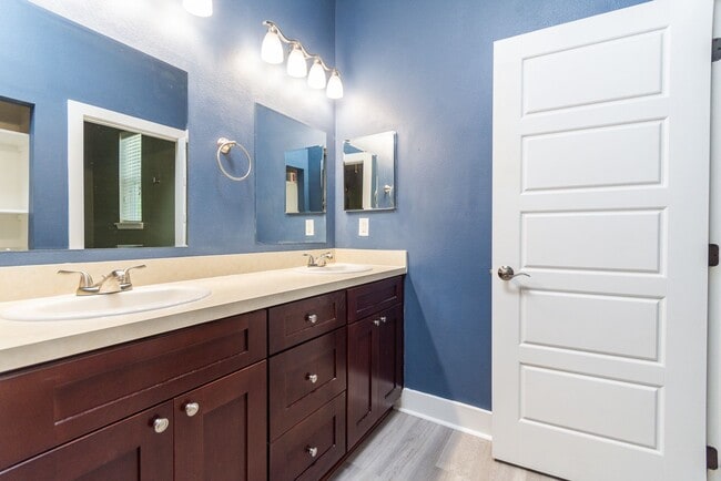 Building Photo - Charming 3-Bedroom Craftsman Home in Prime Gainesville Location