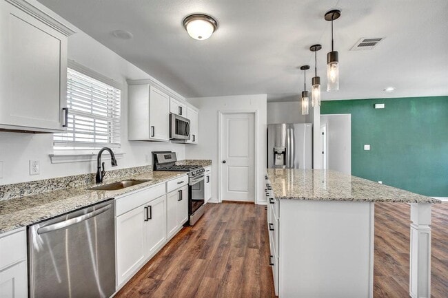 Building Photo - 610 Splitrock