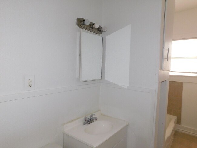 Building Photo - Cozy & Convenient Living in San Antonio’s East Side