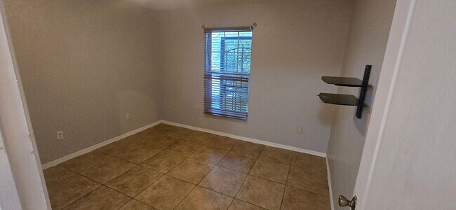 Building Photo - Huge Three Bedroom- 2 bath + den, 2 car ga...