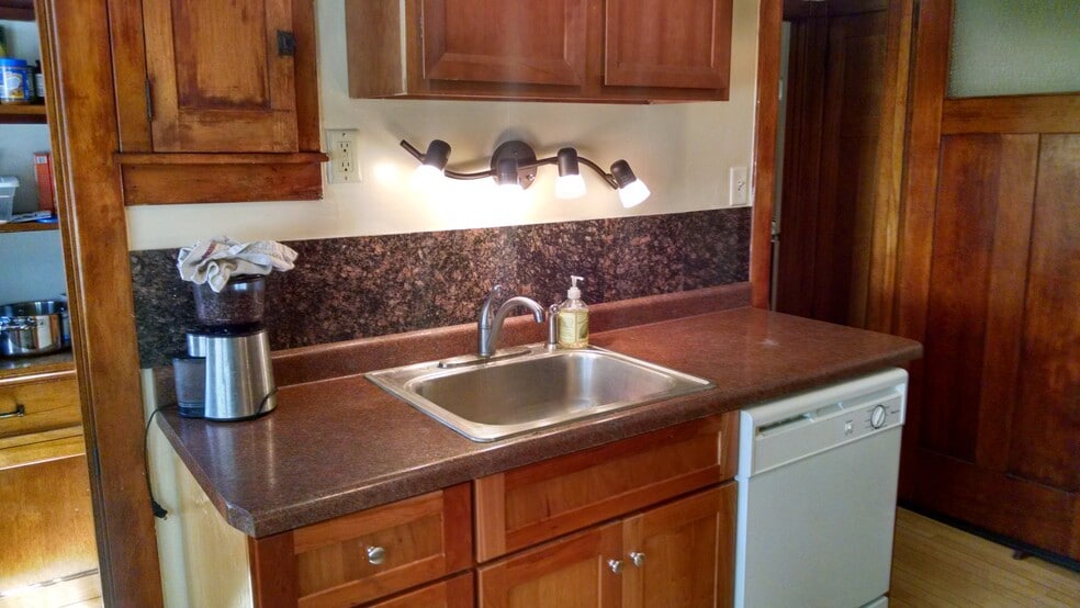 Kitchen w/DW - 3408 N Downer Ave