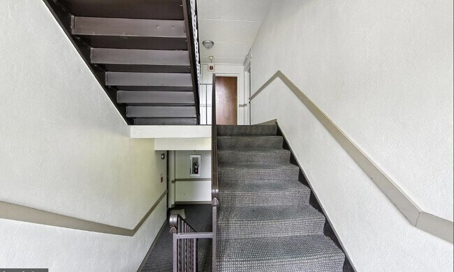 Building Photo - 200 Winding Way