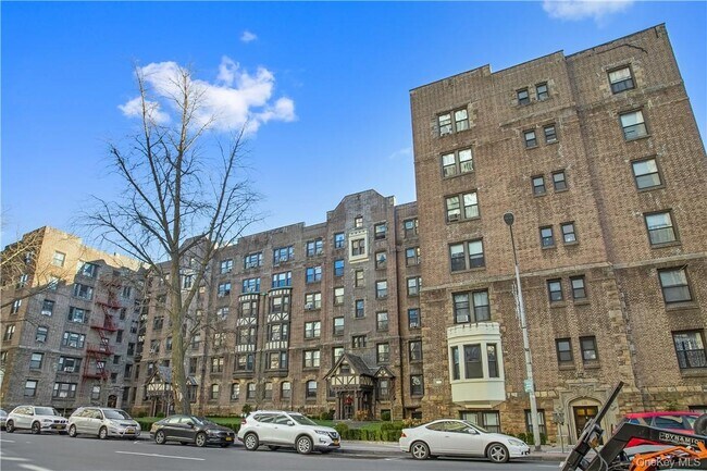 Building Photo - 250 Martine Ave