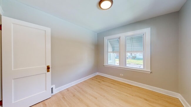 Building Photo - For August Move-In - West Blvd Area - 2 Bedroom Single Family Home