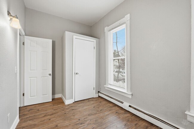 Building Photo - 1-Bed 1-Bath Unit Available Now in St. Paul!