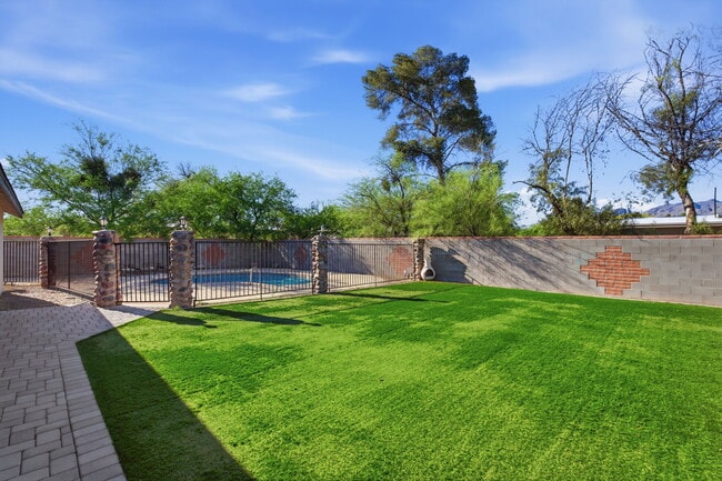 Building Photo - 1901 N Rosemont Blvd