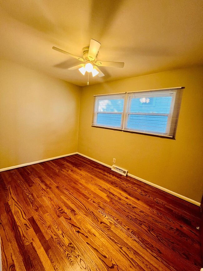 Building Photo - 2 Bed 1 Bath  updated home - St. Louis' "T...