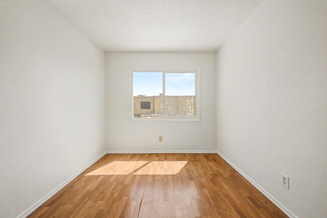 Building Photo - ***INCREDIBLE TOWNHOME with ALL appliances & water, sewer, trash INCLUDED!