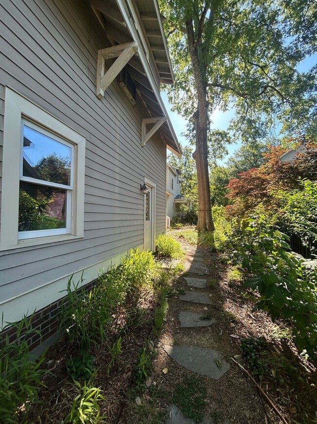 Building Photo - Beautiful 1 bed/1 bath near Duke utilities included and off street parking!