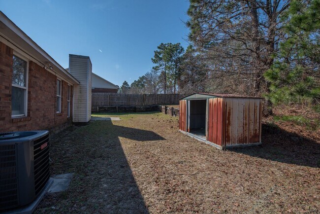 Building Photo - Delightful Pepperidge Home with Fireplace & Large Backyard