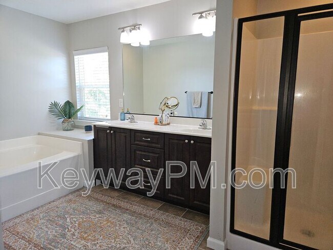 Building Photo - 905 Glenhaven Dr