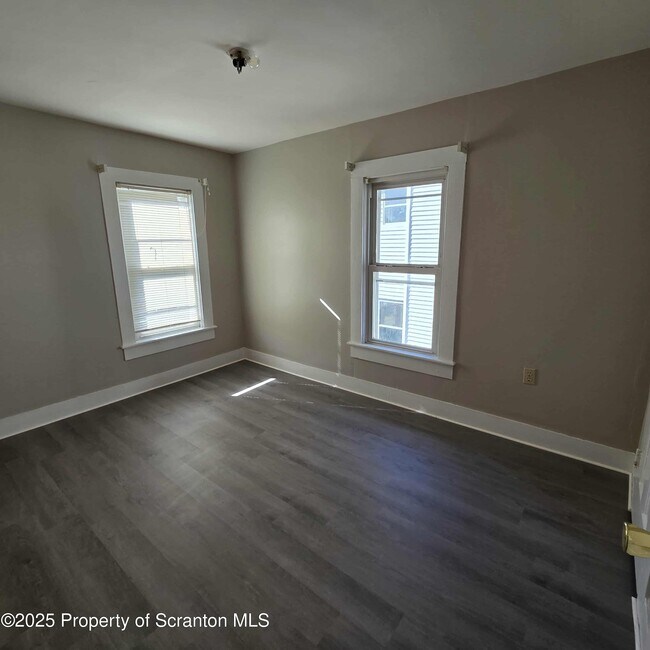 Building Photo - 1165 W Elm St