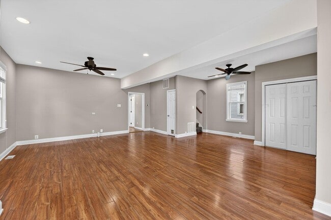Building Photo - 12 E Albertson Ave