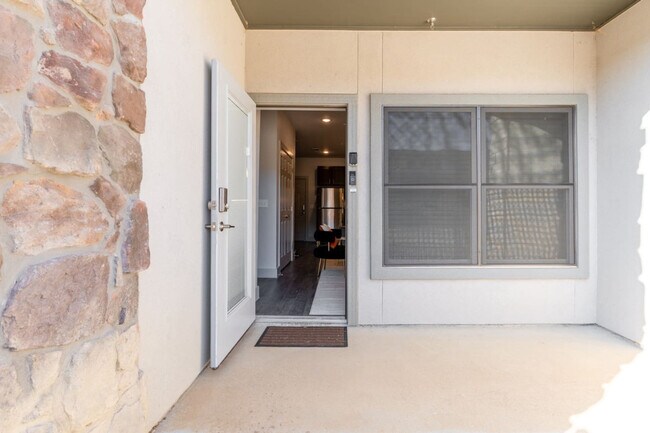 Building Photo - 3930 Westcliff Rd