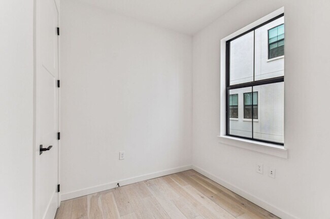 Building Photo - Canvas GWX