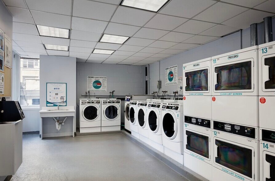 Building Photo - 250 W 93rd St