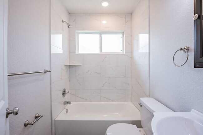 Building Photo - GORGEOUS 3 BEDROOM HOME LOCATED IN FORT WORTH, TEXAS!