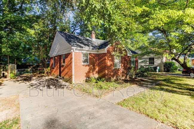 Building Photo - 1071 Robin Hood Ln