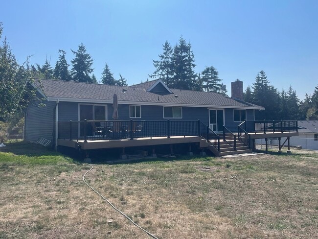Building Photo - 3 Bedroom, Pet Friendly Home with Large Fe...