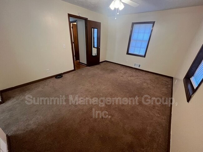 Building Photo - 916 Curry Cir SE