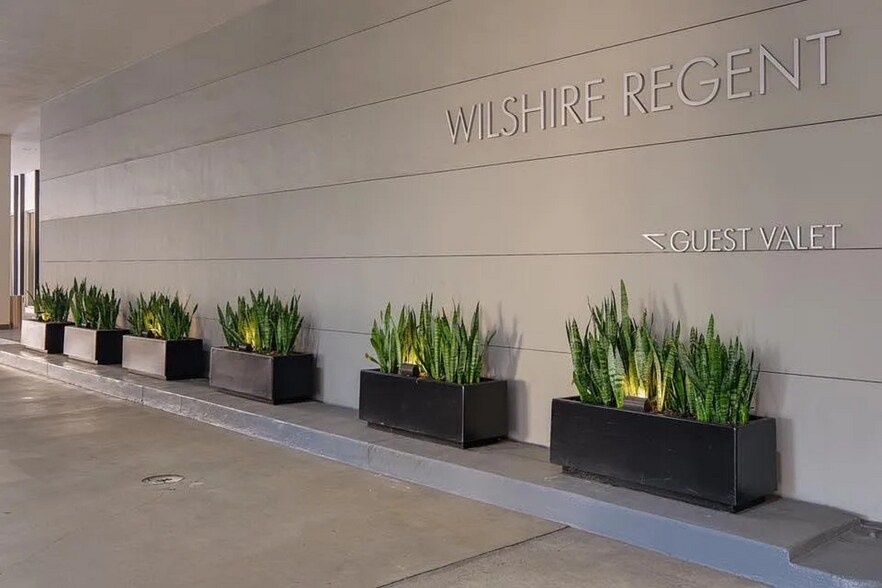 Building Entry / Guest Valet - 10501 Wilshire Blvd