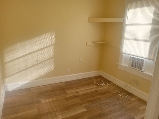 Building Photo - 2 bedroom  in St. Pete